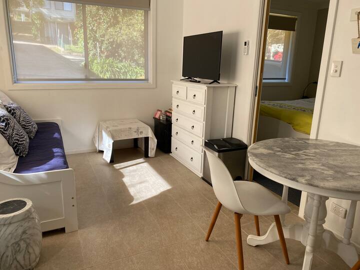 סלון שני עם מיטת קווין סייז.  