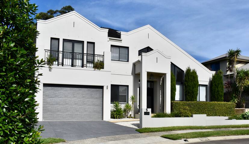 Spacious home minutes from beaches and harbour gallery image 2