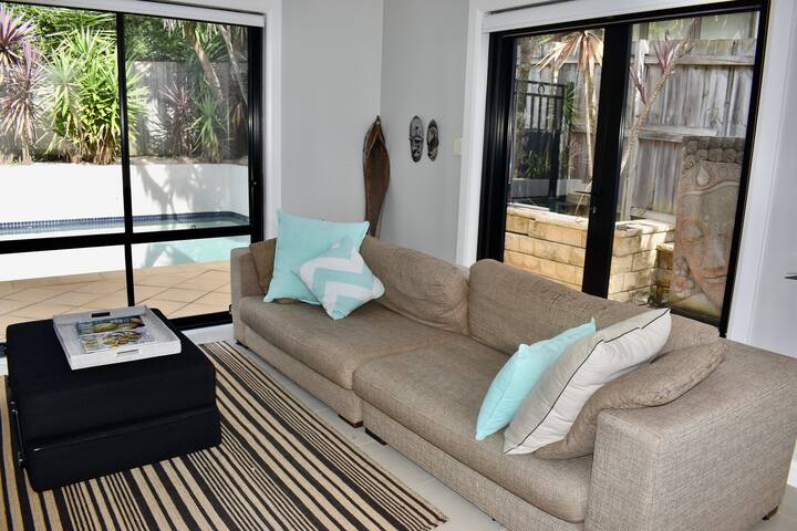 Spacious home minutes from beaches and harbour gallery image 5