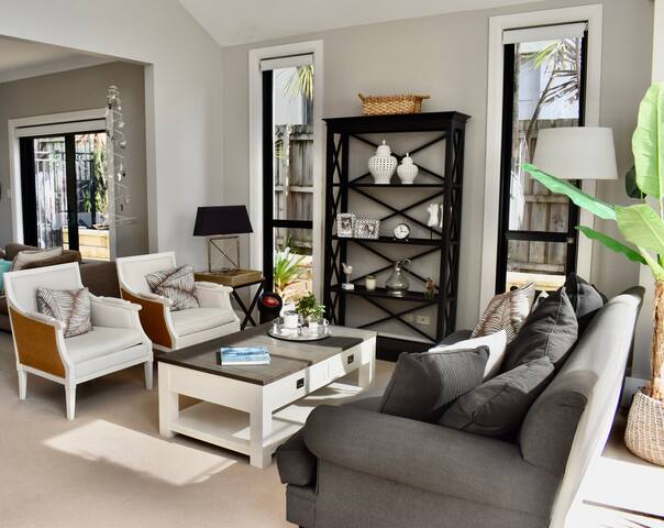 Spacious home minutes from beaches and harbour gallery image 4