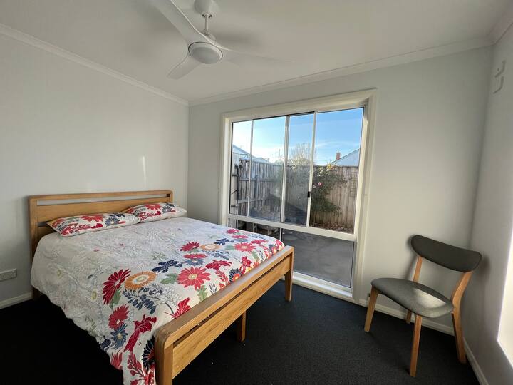 Tanderra adorable 2 bedroom, quiet, holiday home Holiday homes for