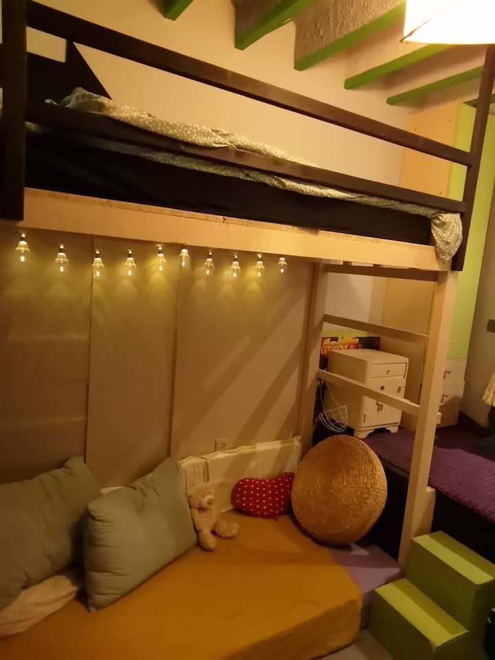 Mala soba je idealna za djecu. Ima povišen krevet radi uštede mjesta. Ispod se nalazi madrac koji može služiti kao chill zona ili kao pomoćni krevet za jednu osobu.
Ako dolazite bez djece, ova prostorija može poslužiti kao mali ured.
