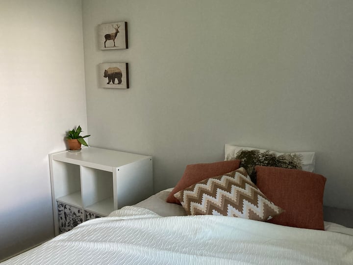 一间较小的卧室，如床（ 120厘米）。 适合两人或一人入住的地方。 客房还可以为小型旅行者提供带床上用品的旅行婴儿床。 百叶窗和遮光窗帘。
