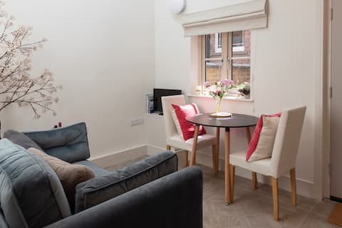 Top performing Airbnb: The Two Hollies Stamford, Adorable 1 bedroom place in Stamford