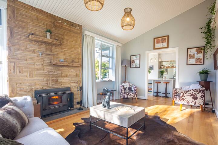 5mins to Mona, Stunning Waterfront Home & Garden gallery image 5