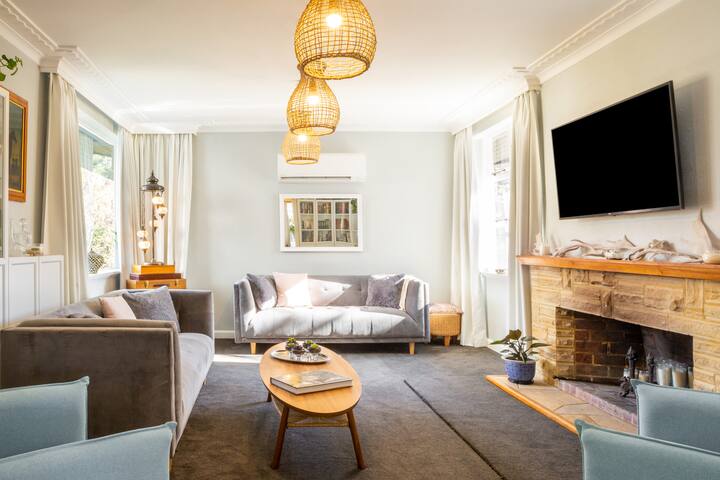 5mins to Mona, Stunning Waterfront Home & Garden gallery image 3