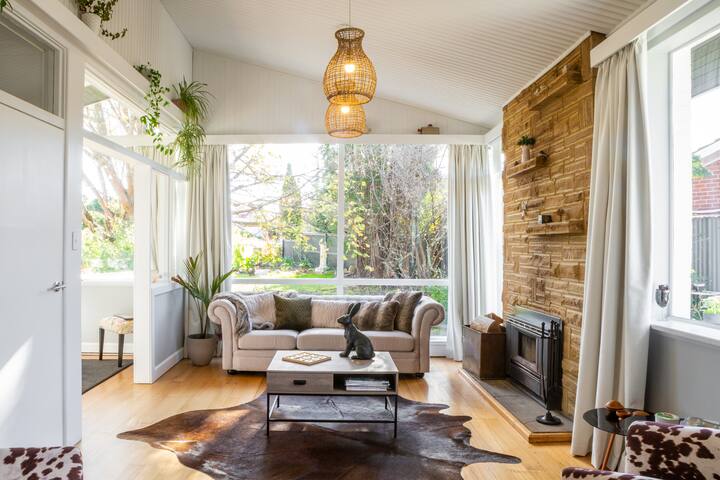 5mins to Mona, Stunning Waterfront Home & Garden gallery image 4