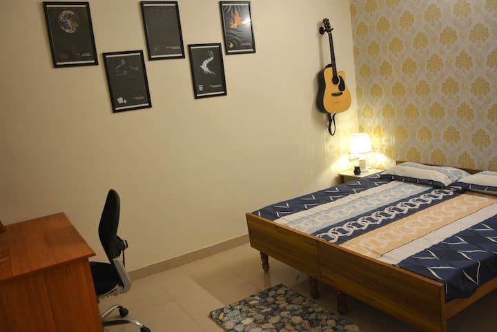 Gezellige AC-slaapkamer zonder geluidsoverlast.