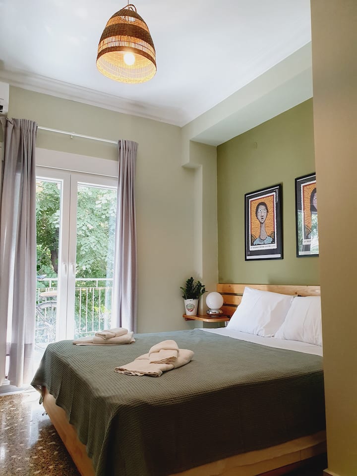 Modern Apartment in Thessaloniki AC + Priv Bath Apartments for Rent