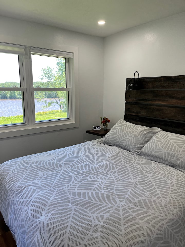 трета спалня тип „двойно легло“ с изглед към реката