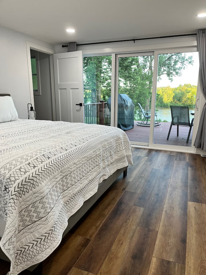 основна супер спалня с живописна гледка към реката и достъп до тераса