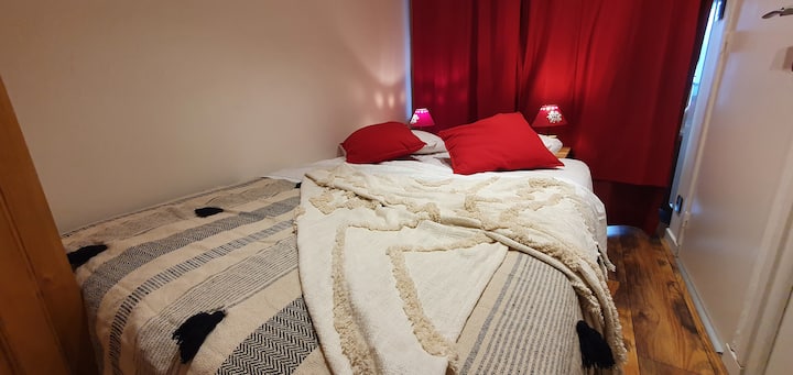 Spálňa 2 - 140 lôžok s pohodlným matracom - šatník a zásuvka - priamy prístup do kúpeľne a na WC.