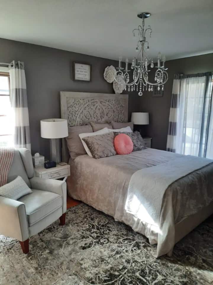 Esta habitación tiene una cama tamaño queen con cuna para tu bebé y cambiador.