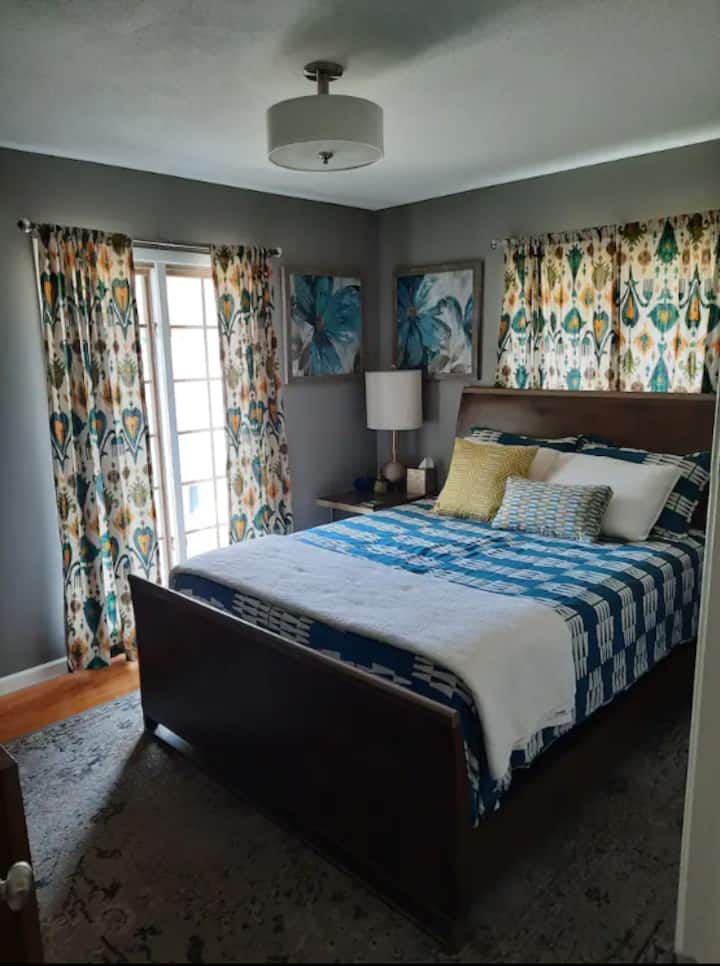 Habitación de invitados con una cama tamaño queen, vestidor, mesas auxiliares y armario. ¡Trae a tu familia y amigos!