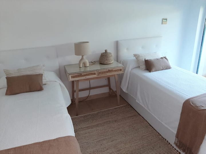 Chambre secondaire avec deux lits gigognes de 90 x 200 extensible jusqu'à quatre lits. Équipée de draps, couvre-lits, couvertures, couettes et climatisation individuelle