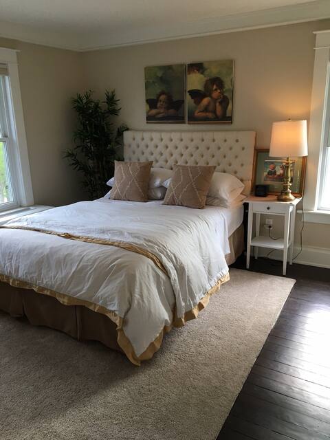 Cozy bedroom on Niagara's South Coast