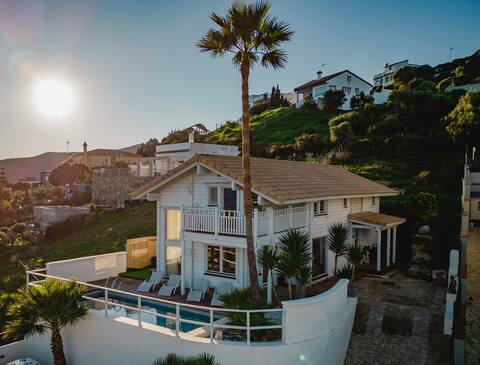 Incredible wooden villa with sea views!