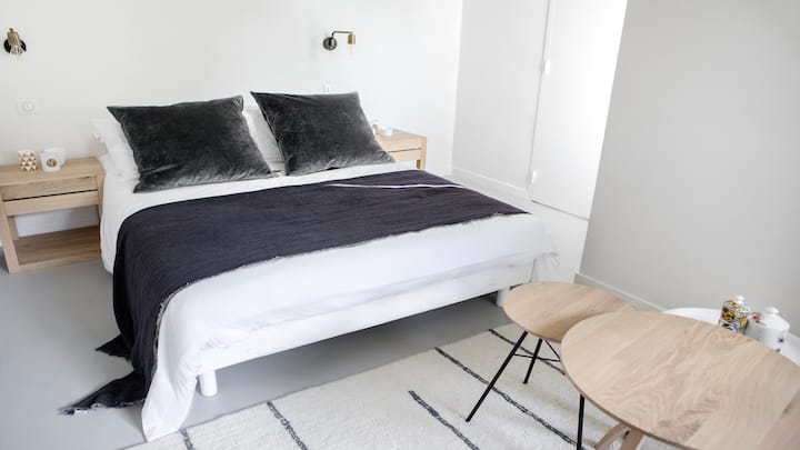 غرفة في البيت (دخول البيت) مع حمام (دش) ومرحاض  