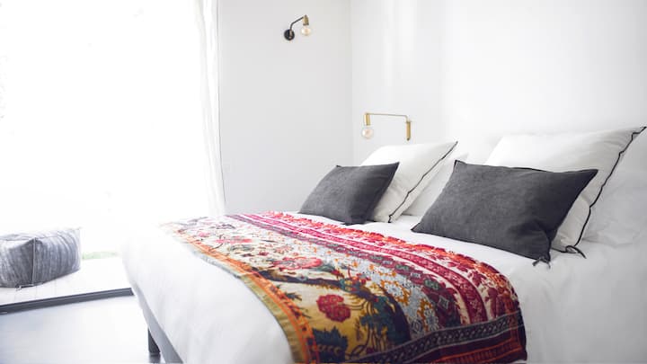 غرفة نوم في البيت مع حمام (دش) ومرحاض 