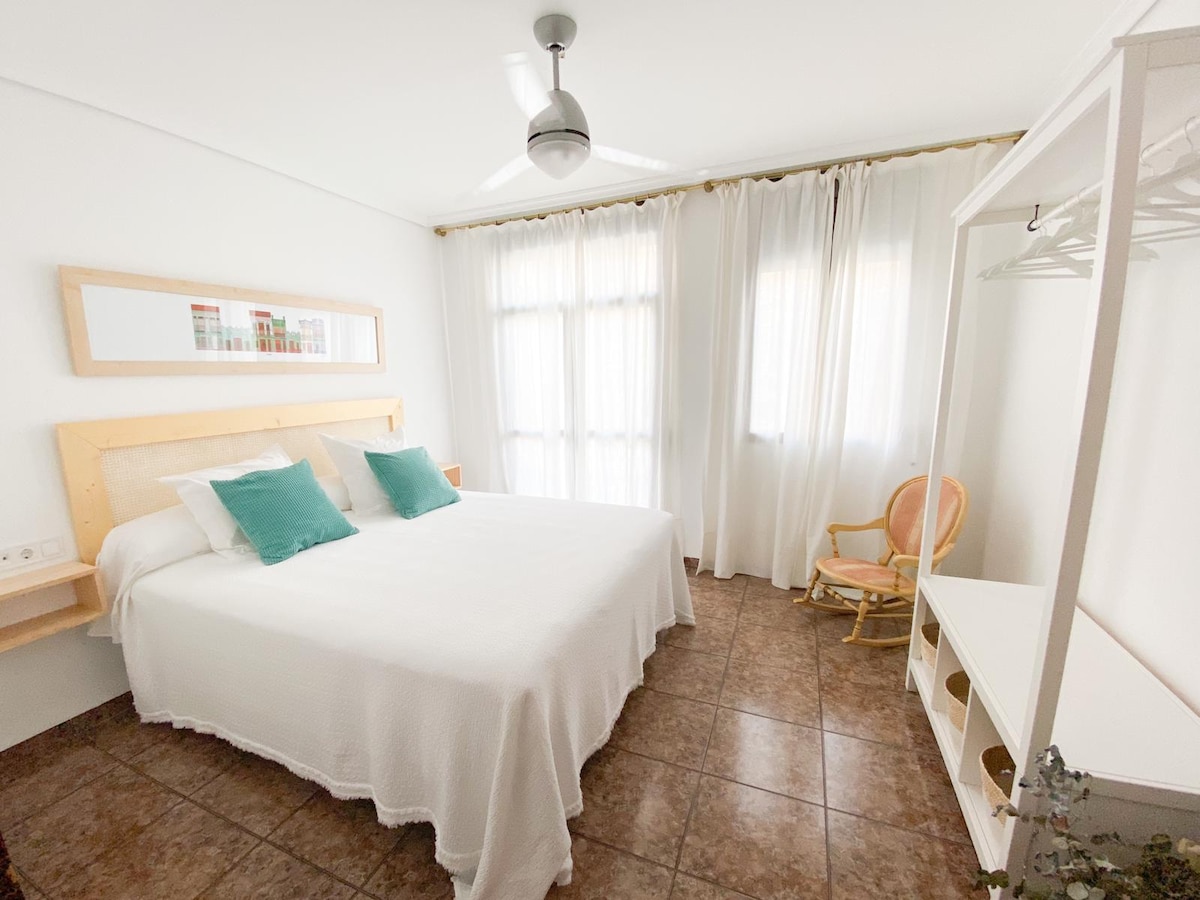 Ოთახი 2. გათბობითა და ვენტილატორით. Მას აქვს პატარა აივანი 