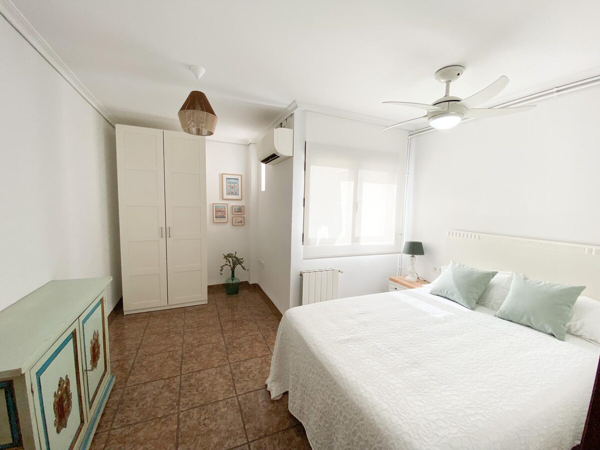 Საძინებელი 1. საწოლი 1.35 × 1.80. Გათბობა, A/C და ვენტილატორი