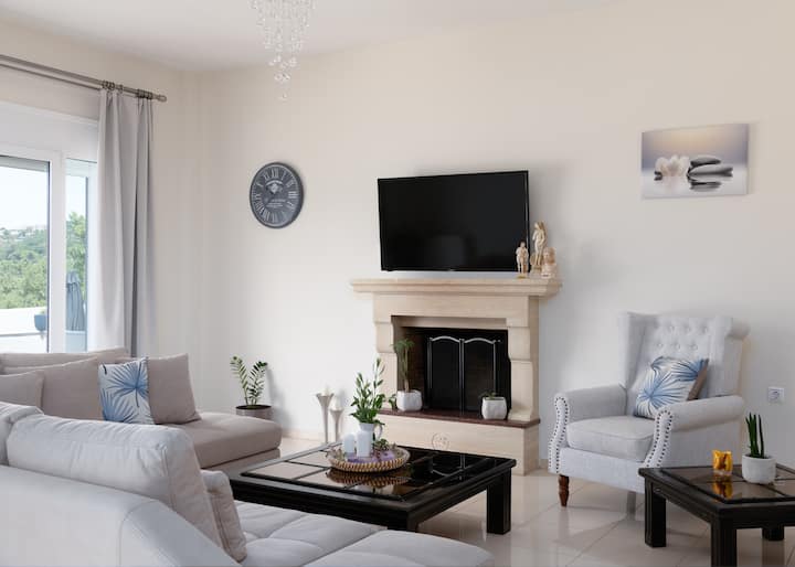  Living Room | Sleek fireplace & 50 " SMART TV, creating an atmosphere of modern comfort.