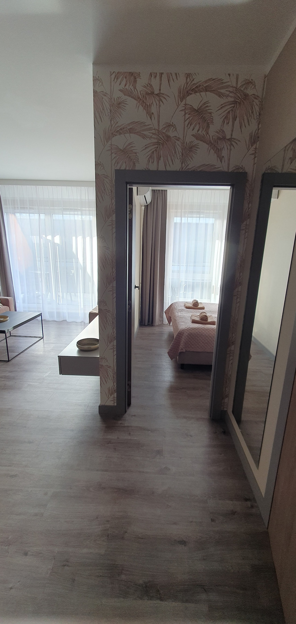 Apartamento = salón con cocina americana, habitación, baño