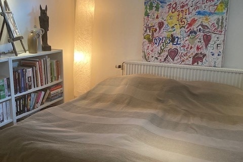 מיטה זוגית במרתף. קריר בלילות חמים.