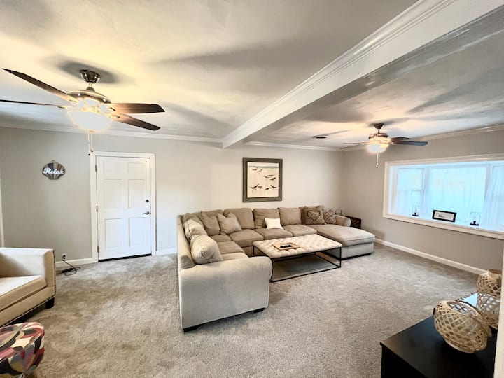 Large spacious cozy family room!