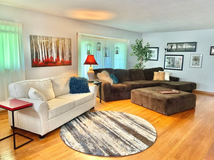 Sleeps up to 10/Near Mercy Hospital/ Bass Pro Cottages for Rent in