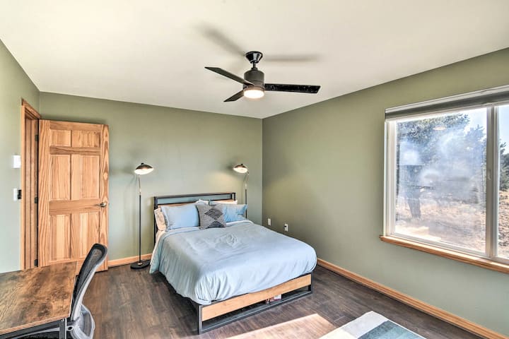 Chumba cha kulala cha pili, ambacho pia kinajumuisha kituo cha kazi cha dawati kwa ajili ya tija ambayo haijashughulikiwa.