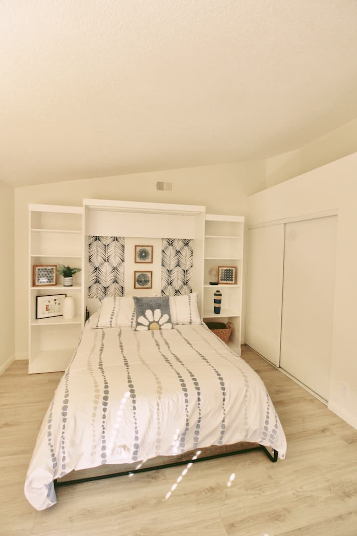 ห้องนอน #3 ห้องนี้มีประตูคู่ที่เปิดไปยังพื้นที่กว้างขวางพร้อมเตียงควีนไซส์พื้นที่ทำงานพร้อมโต๊ะทำงานและตู้เสื้อผ้าขนาดใหญ่ 