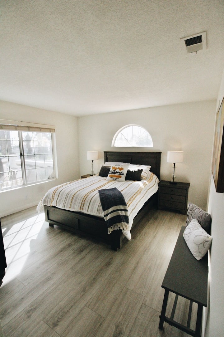 ห้องนอน #2 มีเตียงขนาดควีนไซส์ทีวีจอแบนตู้เสื้อผ้าแบบวอล์คอินและห้องน้ำในตัว