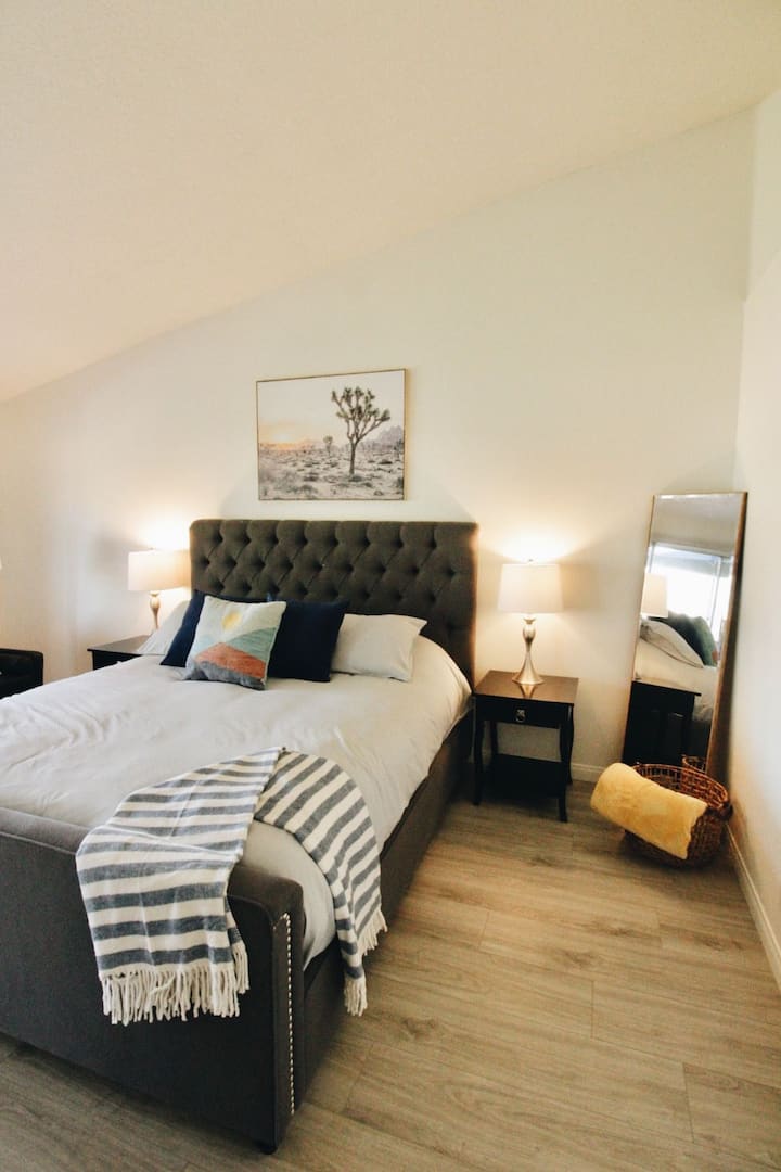 ห้องนอนหลักนี้มีเตียงขนาดคิงไซส์ทีวีจอแบนตู้เสื้อผ้าแบบวอล์คอินทางเข้าลานด้านหลังและห้องน้ำในตัว 