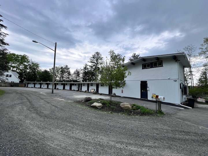 R6 Charming 2 Full Size Bed Room next to the Lake Boutique hotels for