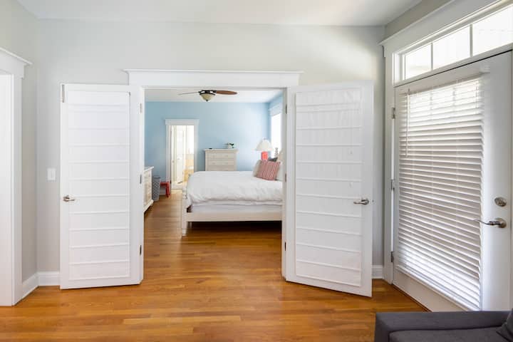 تقع غرفة الشمس بعيدًا عن الطابق الأول ، غرفة النوم الرئيسية