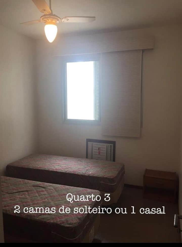 Chumba cha kulala chenye vitanda 2 vya mtu mmoja ambavyo pia hubadilika kuwa kitanda cha ukubwa wa kifalme. Mwonekano wa upande wa bahari, una kiyoyozi na feni ya dari.