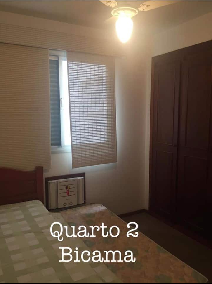 Chumba cha kulala kilicho na kitanda na ulinzi mara mbili - nguo , kiyoyozi na feni ya dari. 