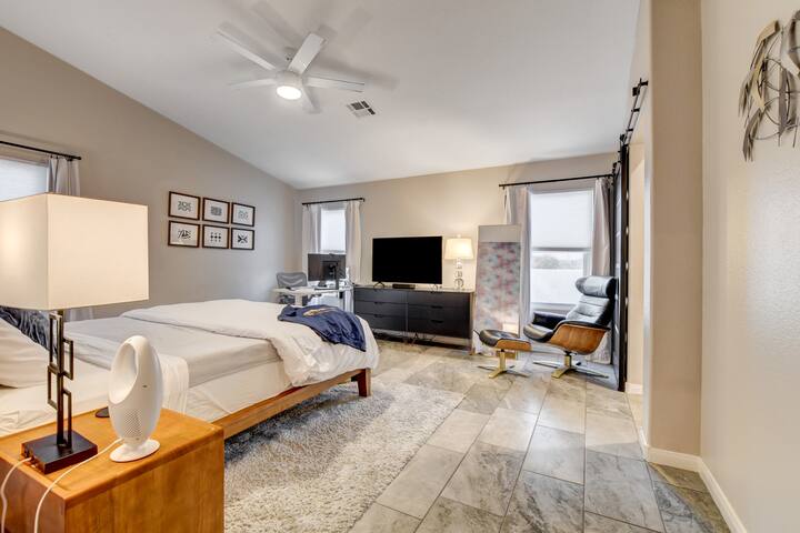 Stunning 3 bdrm King w/Pool 10 min to Red Rock! gallery image 4