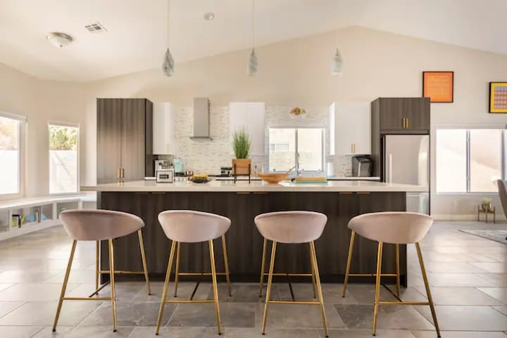 Stunning 3 bdrm King w/Pool 10 min to Red Rock!