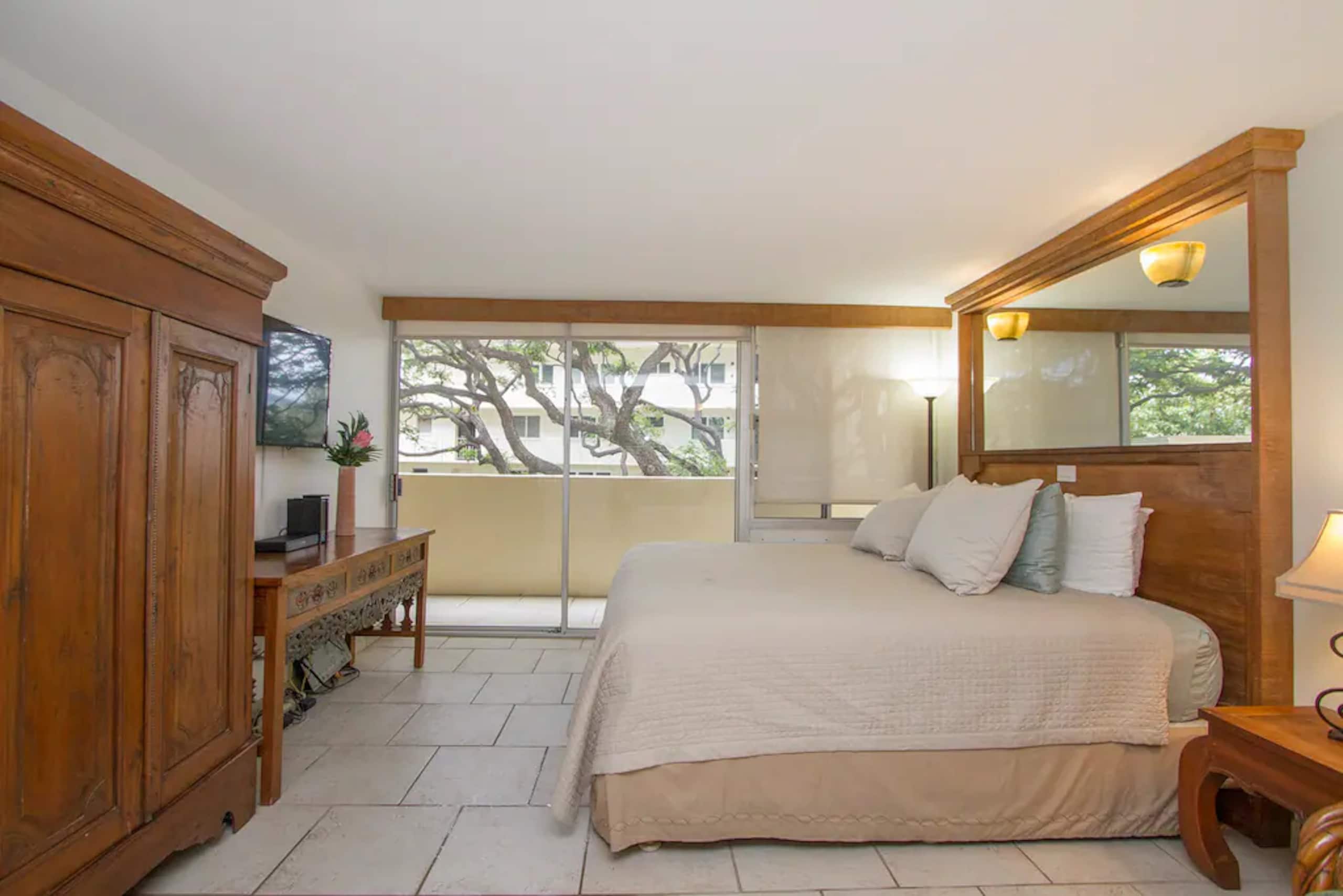 Waikiki - Ocean Front Hotel - Image 4