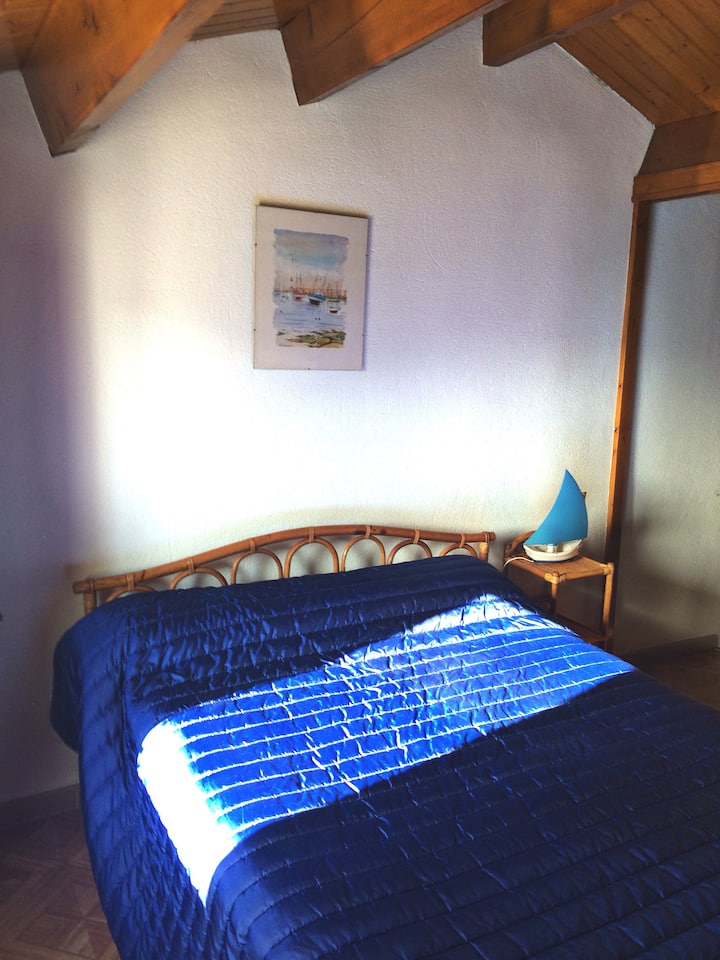 למעלה, חדר השינה סגור על ידי דלת הזזה. מיטה 140