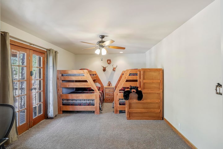 Bedroom with bunk beds: 2 full beds, 2 twin beds