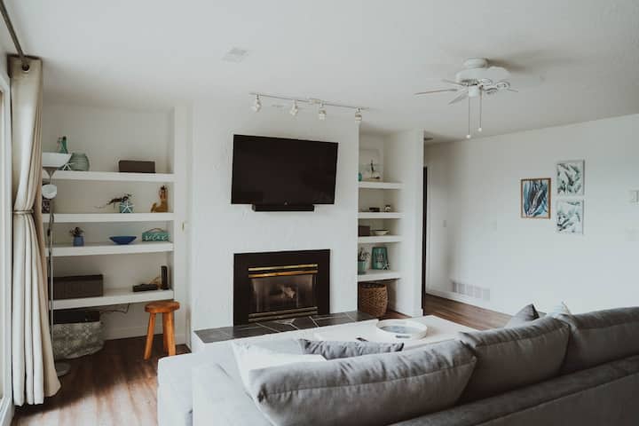 Lovely, Relaxing Lake View Escape, Pet Friendly - Kelowna