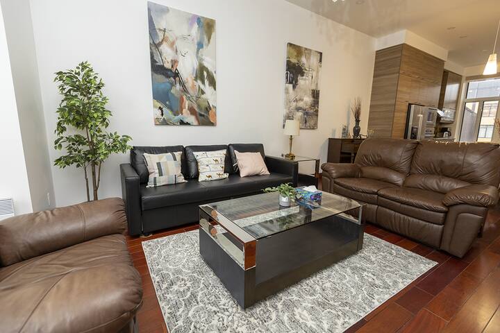 High ceilings open space perfect for group gallery image 4