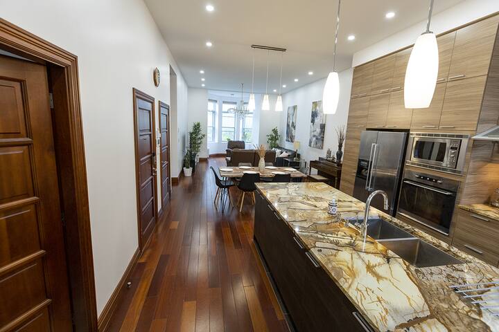 High ceilings open space perfect for group gallery image 2