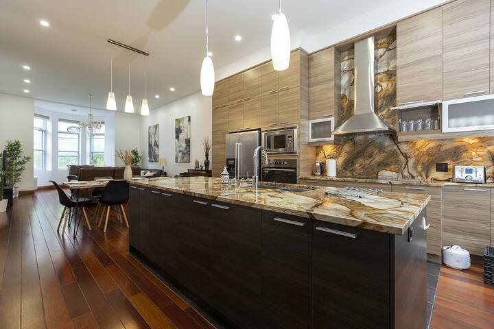 High ceilings open space perfect for group gallery image 5