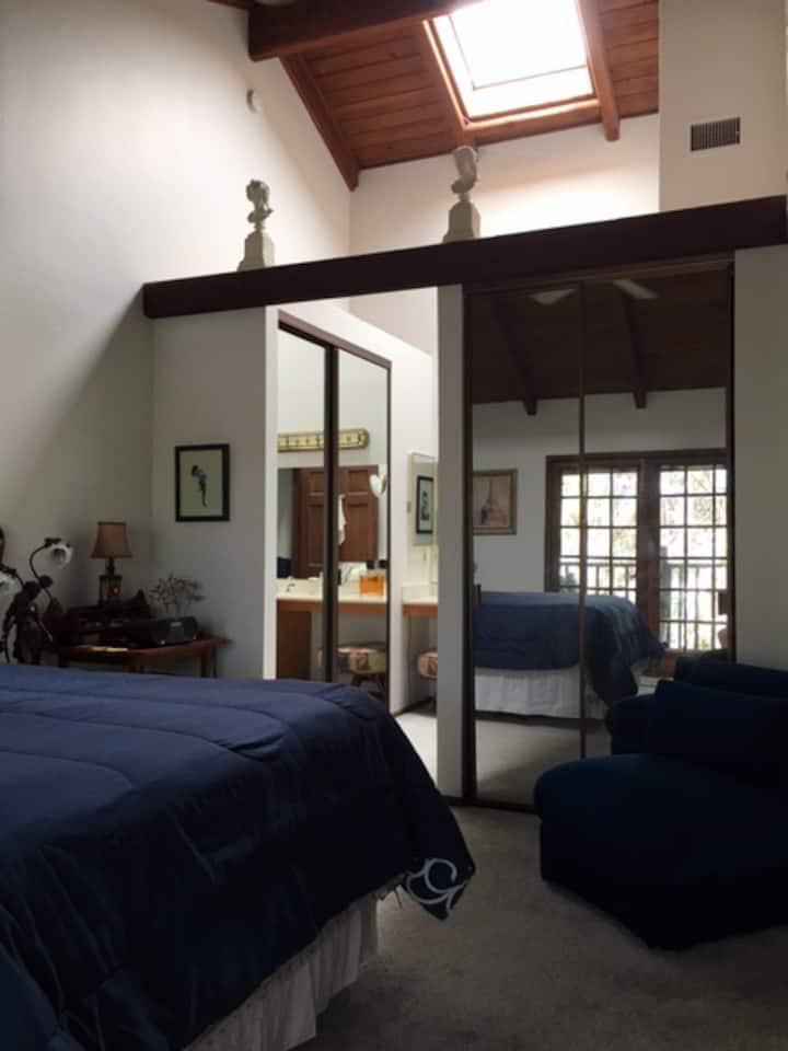 Letto matrimoniale nella camera da letto padronale
Area salotto all'aperto
Bagno completo