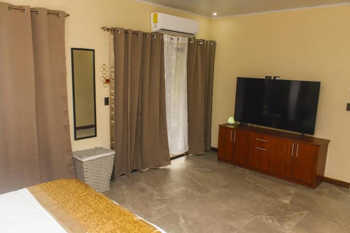 Ოთახი №3 აღჭურვილია კონდიციონერით, 65"-იანი სმარტ-ტელევიზორით, ცალკე სააბაზანოთი, კომფორტული დიდი ზომის საწოლით და 2 გასაშლელი დივნით