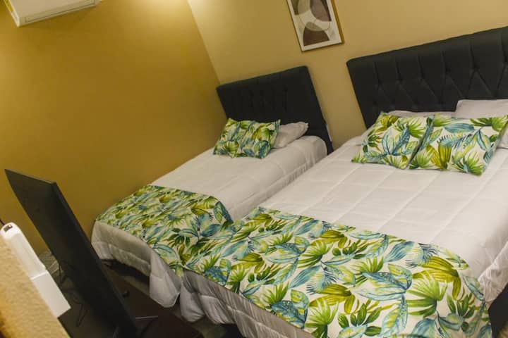 Დედოფლის ზომის ორი საწოლის ხედი, რომელიც ნაპოვნია №2 ოთახში. 